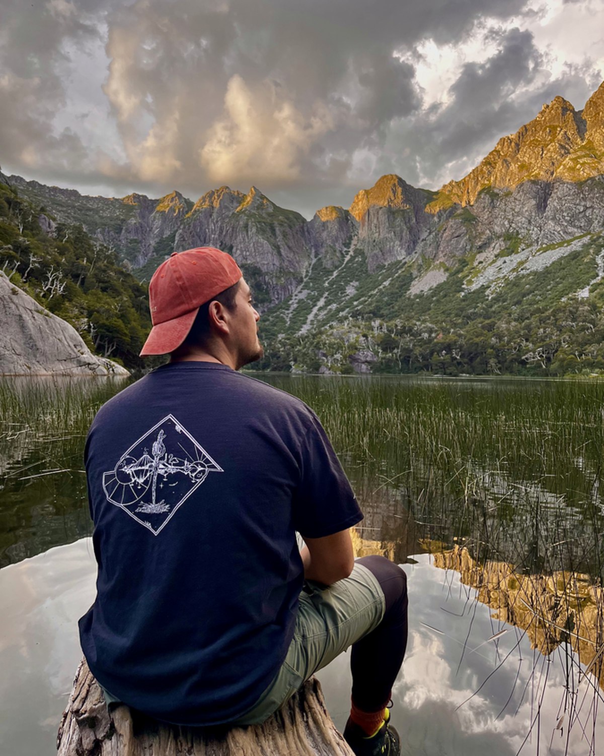 Contemplando la montaña con la obra puesta