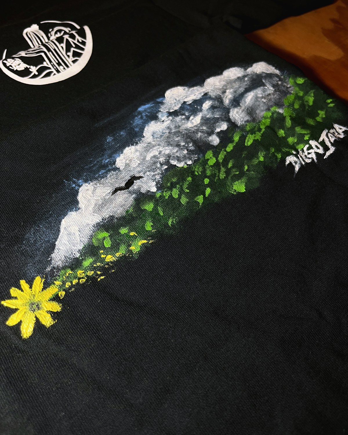 Detalle pintado a mano, Hualpén, en el bosque